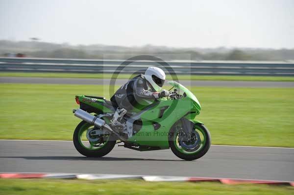 Motorcycle action photographs;Trackday digital images;event digital images;eventdigitalimages;no limits trackday;peter wileman photography;snetterton;snetterton circuit norfolk;snetterton photographs;trackday;trackday photos