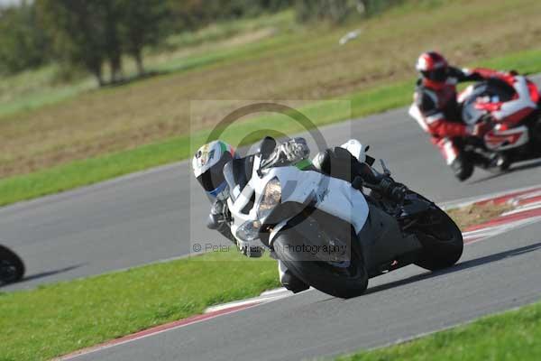 Motorcycle action photographs;Trackday digital images;event digital images;eventdigitalimages;no limits trackday;peter wileman photography;snetterton;snetterton circuit norfolk;snetterton photographs;trackday;trackday photos