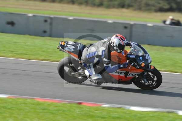Motorcycle action photographs;Trackday digital images;event digital images;eventdigitalimages;no limits trackday;peter wileman photography;snetterton;snetterton circuit norfolk;snetterton photographs;trackday;trackday photos