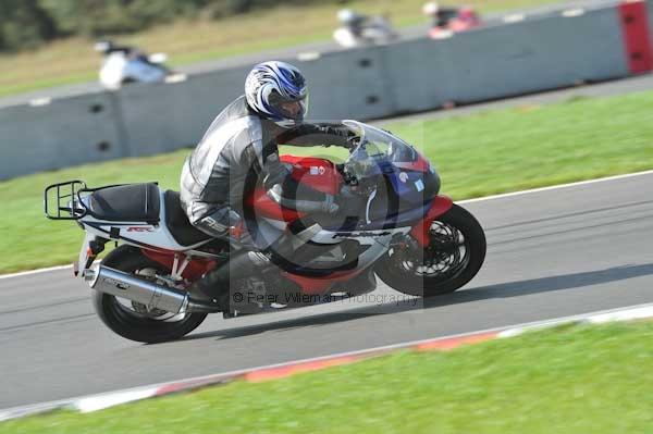 Motorcycle action photographs;Trackday digital images;event digital images;eventdigitalimages;no limits trackday;peter wileman photography;snetterton;snetterton circuit norfolk;snetterton photographs;trackday;trackday photos