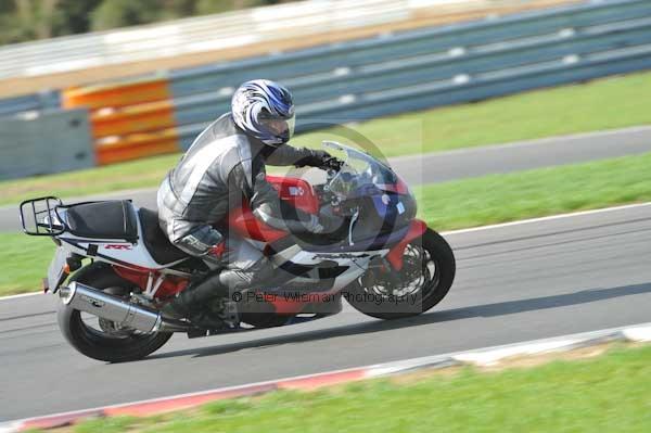 Motorcycle action photographs;Trackday digital images;event digital images;eventdigitalimages;no limits trackday;peter wileman photography;snetterton;snetterton circuit norfolk;snetterton photographs;trackday;trackday photos