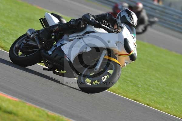 Motorcycle action photographs;Trackday digital images;event digital images;eventdigitalimages;no limits trackday;peter wileman photography;snetterton;snetterton circuit norfolk;snetterton photographs;trackday;trackday photos