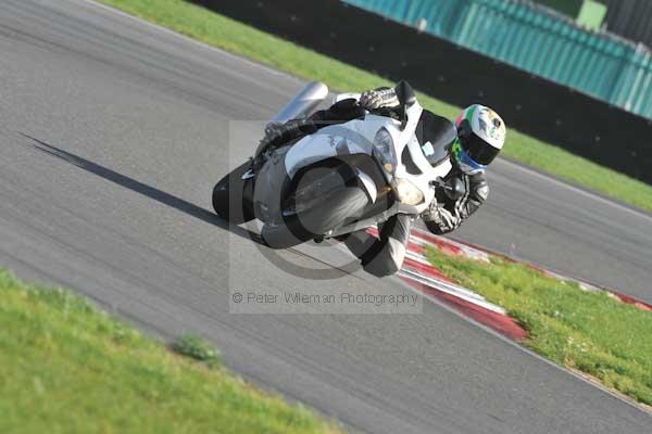 Motorcycle action photographs;Trackday digital images;event digital images;eventdigitalimages;no limits trackday;peter wileman photography;snetterton;snetterton circuit norfolk;snetterton photographs;trackday;trackday photos