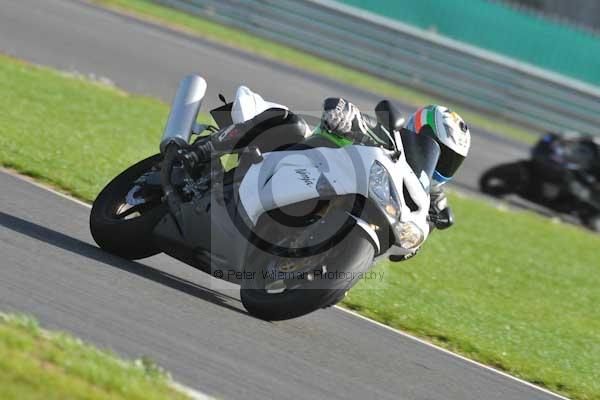 Motorcycle action photographs;Trackday digital images;event digital images;eventdigitalimages;no limits trackday;peter wileman photography;snetterton;snetterton circuit norfolk;snetterton photographs;trackday;trackday photos