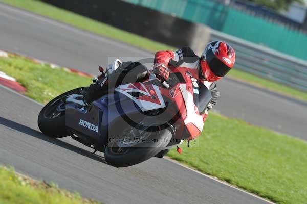 Motorcycle action photographs;Trackday digital images;event digital images;eventdigitalimages;no limits trackday;peter wileman photography;snetterton;snetterton circuit norfolk;snetterton photographs;trackday;trackday photos