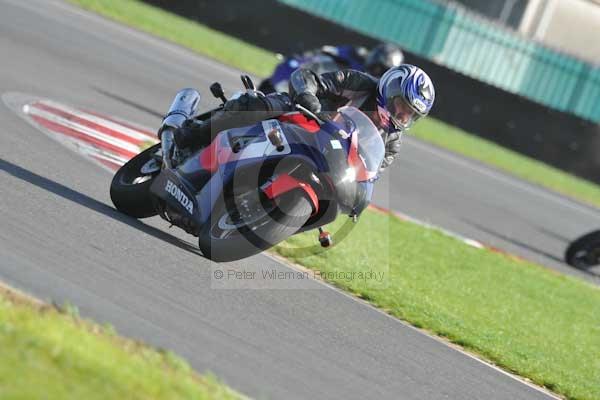 Motorcycle action photographs;Trackday digital images;event digital images;eventdigitalimages;no limits trackday;peter wileman photography;snetterton;snetterton circuit norfolk;snetterton photographs;trackday;trackday photos