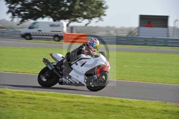 Motorcycle action photographs;Trackday digital images;event digital images;eventdigitalimages;no limits trackday;peter wileman photography;snetterton;snetterton circuit norfolk;snetterton photographs;trackday;trackday photos