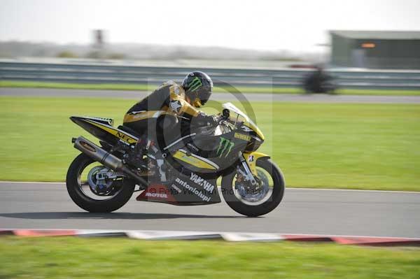 Motorcycle action photographs;Trackday digital images;event digital images;eventdigitalimages;no limits trackday;peter wileman photography;snetterton;snetterton circuit norfolk;snetterton photographs;trackday;trackday photos