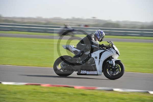 Motorcycle action photographs;Trackday digital images;event digital images;eventdigitalimages;no limits trackday;peter wileman photography;snetterton;snetterton circuit norfolk;snetterton photographs;trackday;trackday photos
