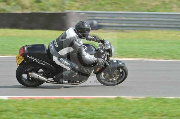 Motorcycle action photographs;Trackday digital images;event digital images;eventdigitalimages;no limits trackday;peter wileman photography;snetterton;snetterton circuit norfolk;snetterton photographs;trackday;trackday photos