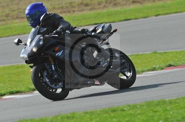 Motorcycle action photographs;Trackday digital images;event digital images;eventdigitalimages;no limits trackday;peter wileman photography;snetterton;snetterton circuit norfolk;snetterton photographs;trackday;trackday photos