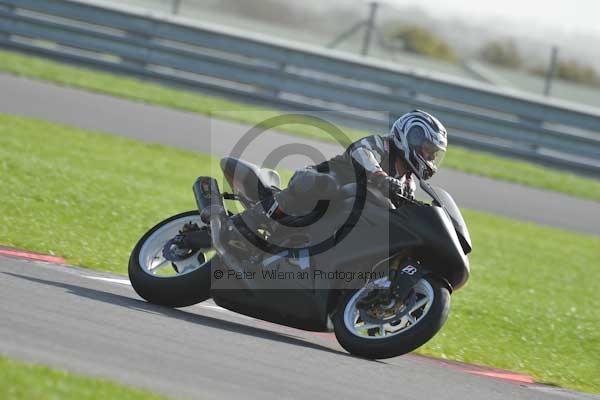 Motorcycle action photographs;Trackday digital images;event digital images;eventdigitalimages;no limits trackday;peter wileman photography;snetterton;snetterton circuit norfolk;snetterton photographs;trackday;trackday photos