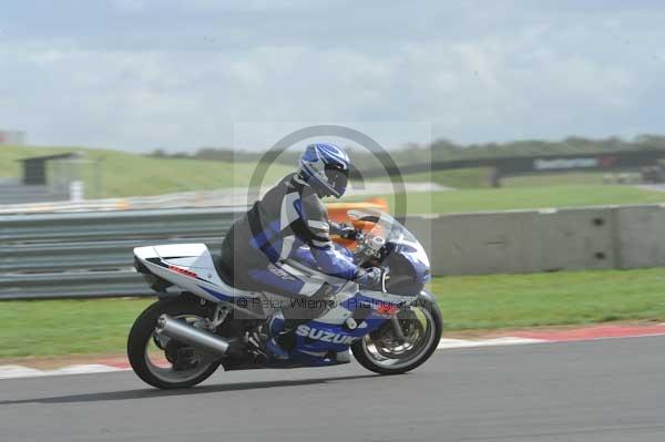 Motorcycle action photographs;Trackday digital images;event digital images;eventdigitalimages;no limits trackday;peter wileman photography;snetterton;snetterton circuit norfolk;snetterton photographs;trackday;trackday photos