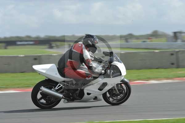 Motorcycle action photographs;Trackday digital images;event digital images;eventdigitalimages;no limits trackday;peter wileman photography;snetterton;snetterton circuit norfolk;snetterton photographs;trackday;trackday photos
