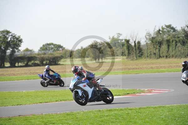Motorcycle action photographs;Trackday digital images;event digital images;eventdigitalimages;no limits trackday;peter wileman photography;snetterton;snetterton circuit norfolk;snetterton photographs;trackday;trackday photos