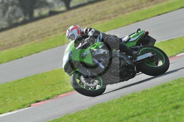 Motorcycle action photographs;Trackday digital images;event digital images;eventdigitalimages;no limits trackday;peter wileman photography;snetterton;snetterton circuit norfolk;snetterton photographs;trackday;trackday photos
