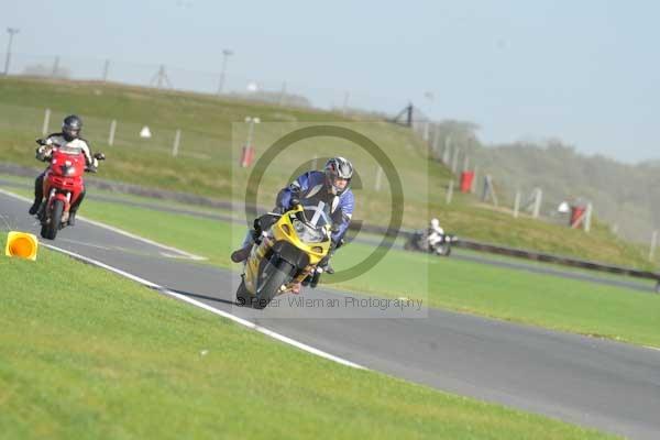 Motorcycle action photographs;Trackday digital images;event digital images;eventdigitalimages;no limits trackday;peter wileman photography;snetterton;snetterton circuit norfolk;snetterton photographs;trackday;trackday photos