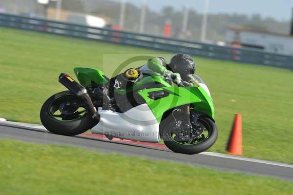 Motorcycle action photographs;Trackday digital images;event digital images;eventdigitalimages;no limits trackday;peter wileman photography;snetterton;snetterton circuit norfolk;snetterton photographs;trackday;trackday photos