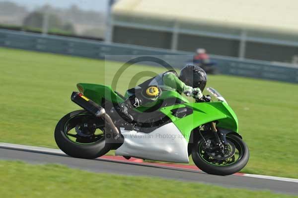 Motorcycle action photographs;Trackday digital images;event digital images;eventdigitalimages;no limits trackday;peter wileman photography;snetterton;snetterton circuit norfolk;snetterton photographs;trackday;trackday photos