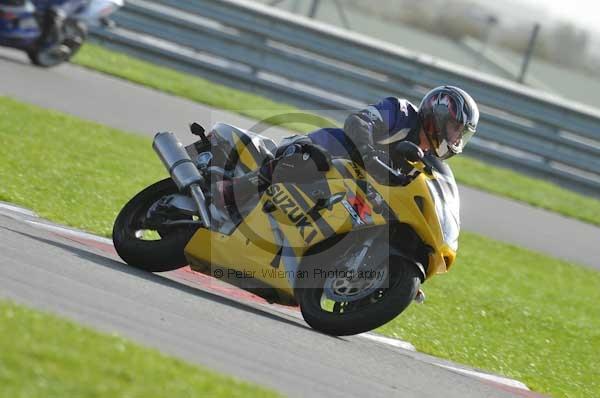 Motorcycle action photographs;Trackday digital images;event digital images;eventdigitalimages;no limits trackday;peter wileman photography;snetterton;snetterton circuit norfolk;snetterton photographs;trackday;trackday photos