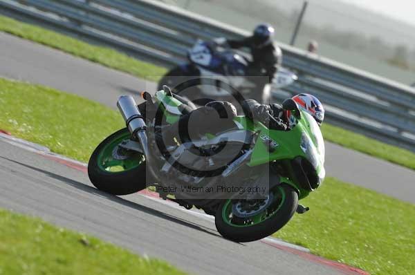 Motorcycle action photographs;Trackday digital images;event digital images;eventdigitalimages;no limits trackday;peter wileman photography;snetterton;snetterton circuit norfolk;snetterton photographs;trackday;trackday photos