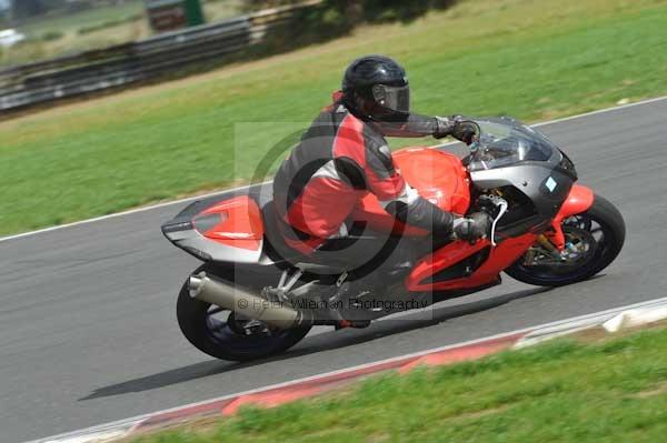 Motorcycle action photographs;Trackday digital images;event digital images;eventdigitalimages;no limits trackday;peter wileman photography;snetterton;snetterton circuit norfolk;snetterton photographs;trackday;trackday photos