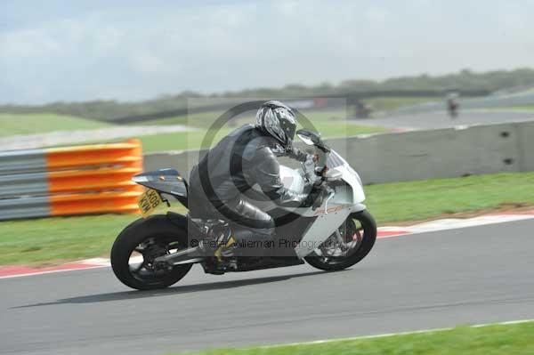 Motorcycle action photographs;Trackday digital images;event digital images;eventdigitalimages;no limits trackday;peter wileman photography;snetterton;snetterton circuit norfolk;snetterton photographs;trackday;trackday photos