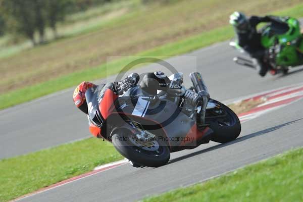 Motorcycle action photographs;Trackday digital images;event digital images;eventdigitalimages;no limits trackday;peter wileman photography;snetterton;snetterton circuit norfolk;snetterton photographs;trackday;trackday photos