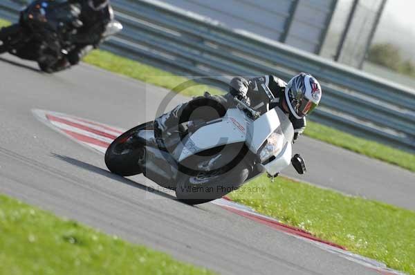 Motorcycle action photographs;Trackday digital images;event digital images;eventdigitalimages;no limits trackday;peter wileman photography;snetterton;snetterton circuit norfolk;snetterton photographs;trackday;trackday photos