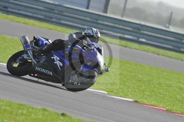 Motorcycle action photographs;Trackday digital images;event digital images;eventdigitalimages;no limits trackday;peter wileman photography;snetterton;snetterton circuit norfolk;snetterton photographs;trackday;trackday photos