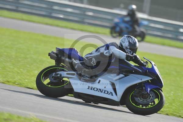 Motorcycle action photographs;Trackday digital images;event digital images;eventdigitalimages;no limits trackday;peter wileman photography;snetterton;snetterton circuit norfolk;snetterton photographs;trackday;trackday photos