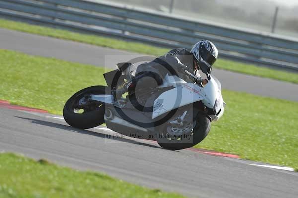Motorcycle action photographs;Trackday digital images;event digital images;eventdigitalimages;no limits trackday;peter wileman photography;snetterton;snetterton circuit norfolk;snetterton photographs;trackday;trackday photos