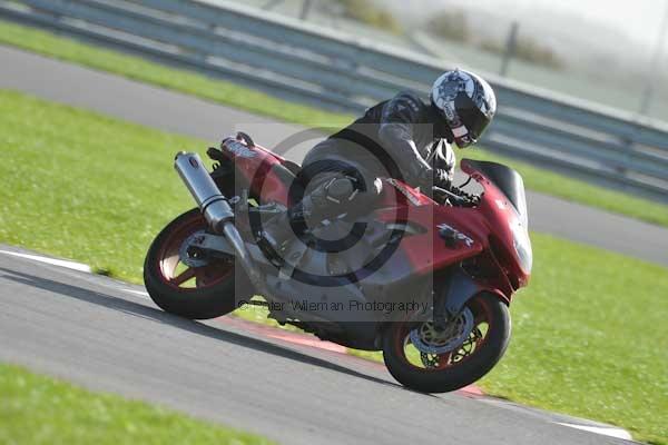 Motorcycle action photographs;Trackday digital images;event digital images;eventdigitalimages;no limits trackday;peter wileman photography;snetterton;snetterton circuit norfolk;snetterton photographs;trackday;trackday photos