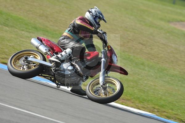 Motorcycle action photographs;Trackday digital images;donington;donington park leicestershire;donington photographs;event digital images;eventdigitalimages;no limits trackday;peter wileman photography;trackday;trackday photos