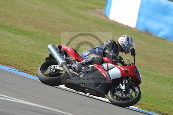 Motorcycle action photographs;Trackday digital images;donington;donington park leicestershire;donington photographs;event digital images;eventdigitalimages;no limits trackday;peter wileman photography;trackday;trackday photos