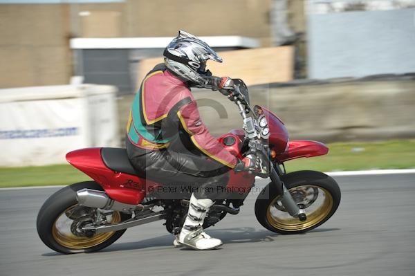 Motorcycle action photographs;Trackday digital images;donington;donington park leicestershire;donington photographs;event digital images;eventdigitalimages;no limits trackday;peter wileman photography;trackday;trackday photos