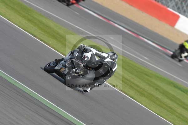 Motorcycle action photographs;Silverstone circuit;Silverstone photographs;Trackday digital images;event digital images;eventdigitalimages;no limits trackday;peter wileman photography;rockingham towcester northamptonshire;trackday;trackday photos