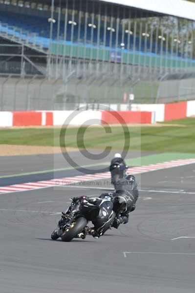 Motorcycle action photographs;Silverstone circuit;Silverstone photographs;Trackday digital images;event digital images;eventdigitalimages;no limits trackday;peter wileman photography;rockingham towcester northamptonshire;trackday;trackday photos