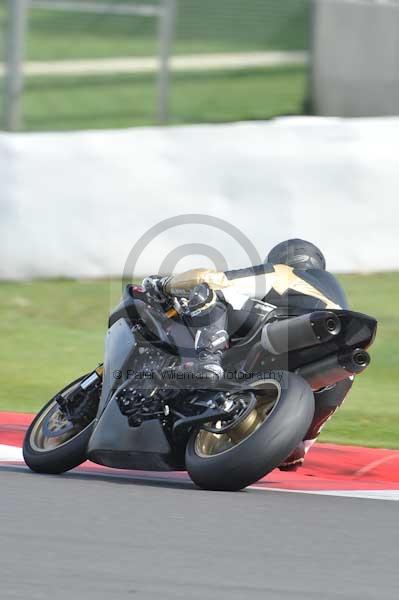 Motorcycle action photographs;Silverstone circuit;Silverstone photographs;Trackday digital images;event digital images;eventdigitalimages;no limits trackday;peter wileman photography;rockingham towcester northamptonshire;trackday;trackday photos