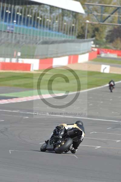 Motorcycle action photographs;Silverstone circuit;Silverstone photographs;Trackday digital images;event digital images;eventdigitalimages;no limits trackday;peter wileman photography;rockingham towcester northamptonshire;trackday;trackday photos