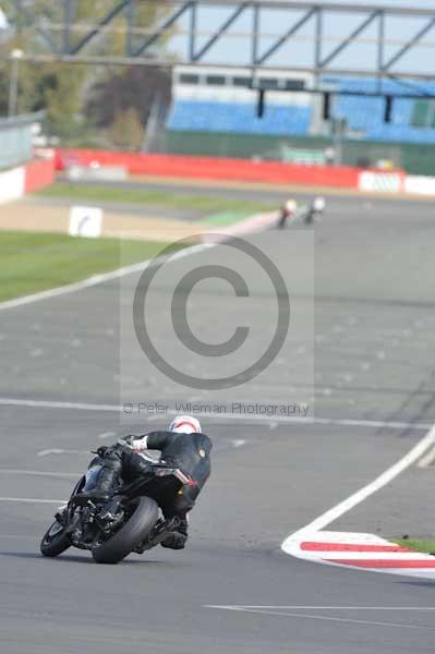Motorcycle action photographs;Silverstone circuit;Silverstone photographs;Trackday digital images;event digital images;eventdigitalimages;no limits trackday;peter wileman photography;rockingham towcester northamptonshire;trackday;trackday photos