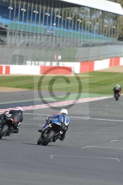 Motorcycle action photographs;Silverstone circuit;Silverstone photographs;Trackday digital images;event digital images;eventdigitalimages;no limits trackday;peter wileman photography;rockingham towcester northamptonshire;trackday;trackday photos