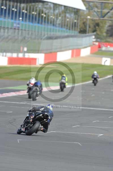 Motorcycle action photographs;Silverstone circuit;Silverstone photographs;Trackday digital images;event digital images;eventdigitalimages;no limits trackday;peter wileman photography;rockingham towcester northamptonshire;trackday;trackday photos