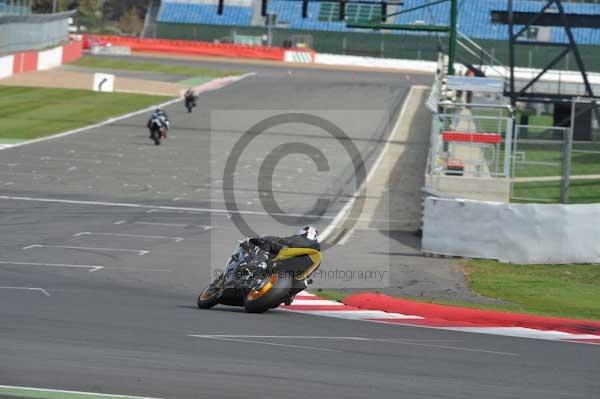 Motorcycle action photographs;Silverstone circuit;Silverstone photographs;Trackday digital images;event digital images;eventdigitalimages;no limits trackday;peter wileman photography;rockingham towcester northamptonshire;trackday;trackday photos