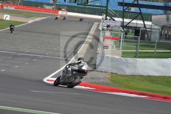 Motorcycle action photographs;Silverstone circuit;Silverstone photographs;Trackday digital images;event digital images;eventdigitalimages;no limits trackday;peter wileman photography;rockingham towcester northamptonshire;trackday;trackday photos
