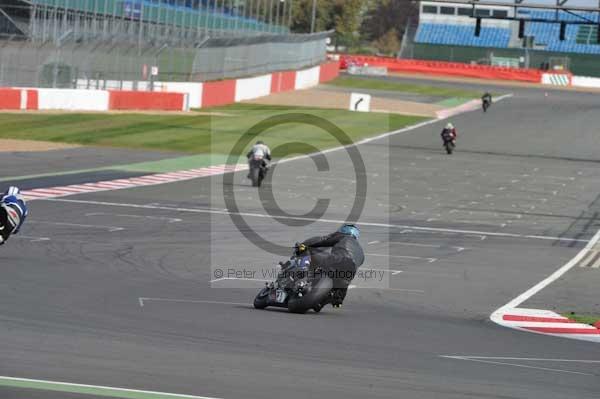 Motorcycle action photographs;Silverstone circuit;Silverstone photographs;Trackday digital images;event digital images;eventdigitalimages;no limits trackday;peter wileman photography;rockingham towcester northamptonshire;trackday;trackday photos