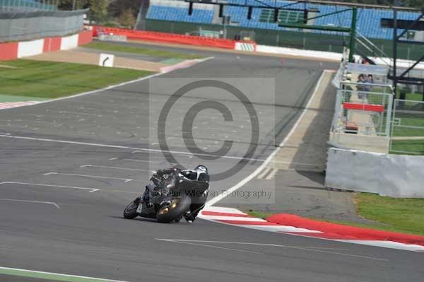 Motorcycle action photographs;Silverstone circuit;Silverstone photographs;Trackday digital images;event digital images;eventdigitalimages;no limits trackday;peter wileman photography;rockingham towcester northamptonshire;trackday;trackday photos