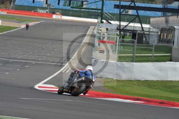 Motorcycle action photographs;Silverstone circuit;Silverstone photographs;Trackday digital images;event digital images;eventdigitalimages;no limits trackday;peter wileman photography;rockingham towcester northamptonshire;trackday;trackday photos