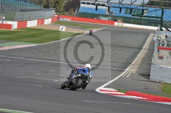 Motorcycle action photographs;Silverstone circuit;Silverstone photographs;Trackday digital images;event digital images;eventdigitalimages;no limits trackday;peter wileman photography;rockingham towcester northamptonshire;trackday;trackday photos