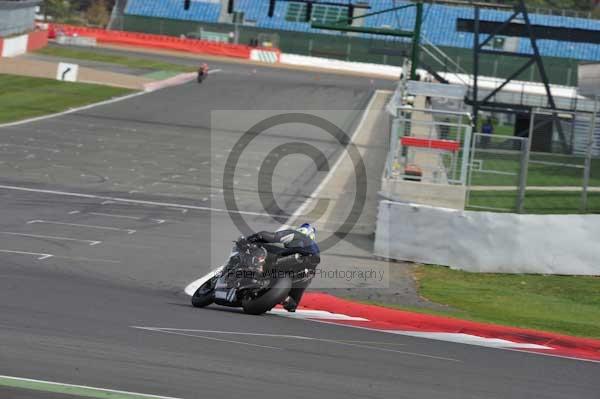 Motorcycle action photographs;Silverstone circuit;Silverstone photographs;Trackday digital images;event digital images;eventdigitalimages;no limits trackday;peter wileman photography;rockingham towcester northamptonshire;trackday;trackday photos